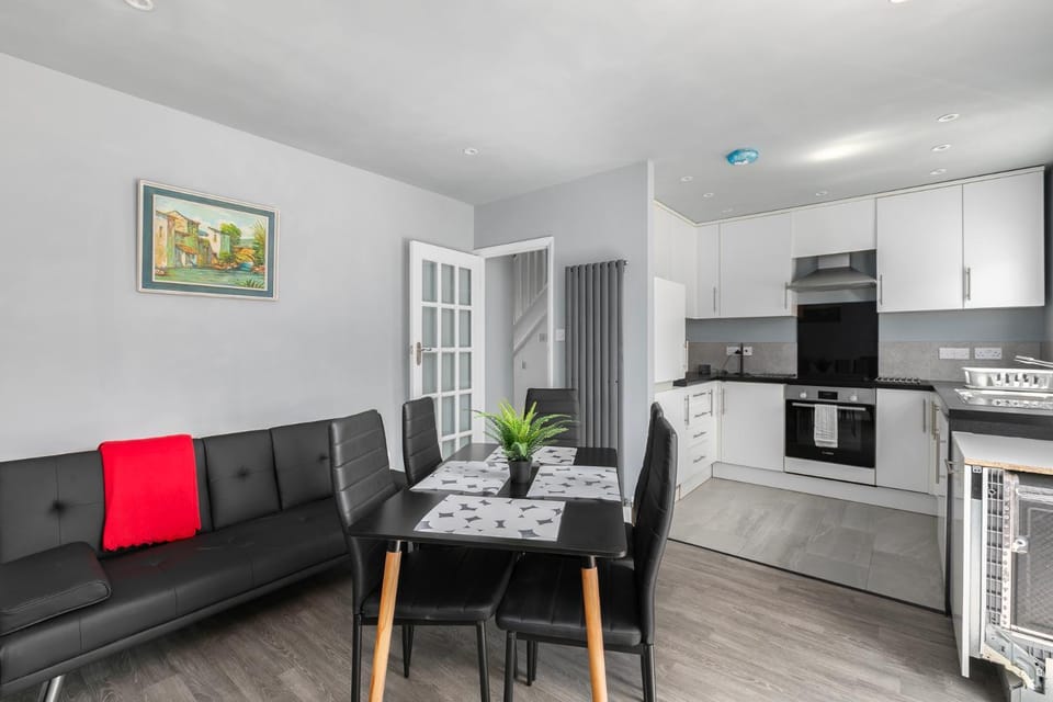 Spacious 3-Bed Home with Garden House in London