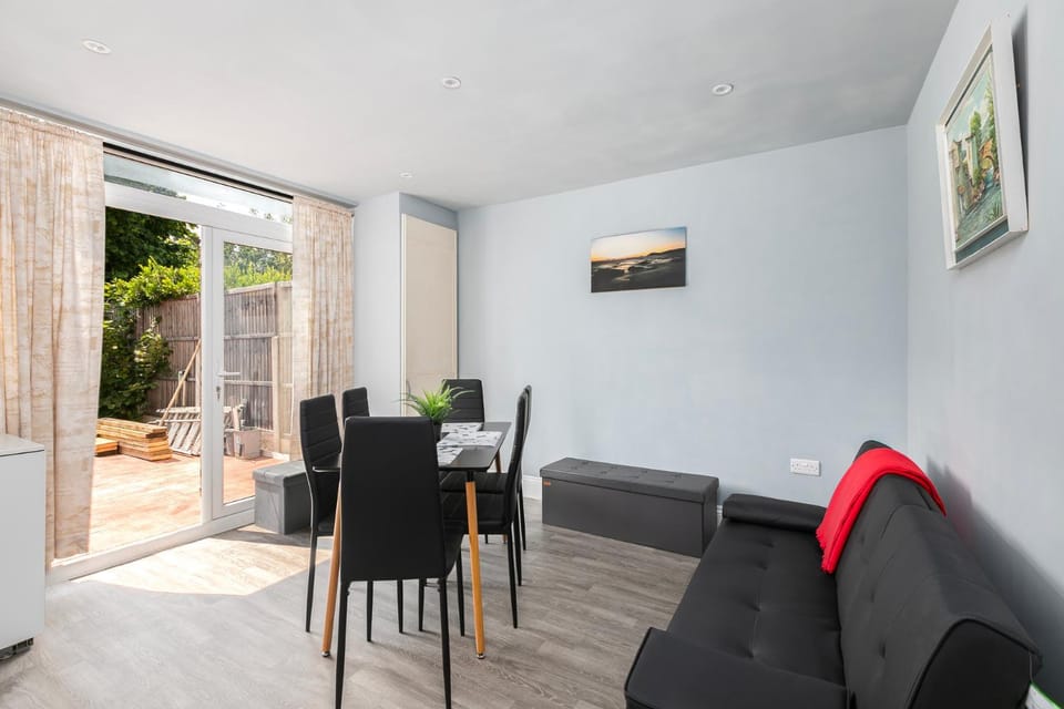 Spacious 3-Bed Home with Garden House in London