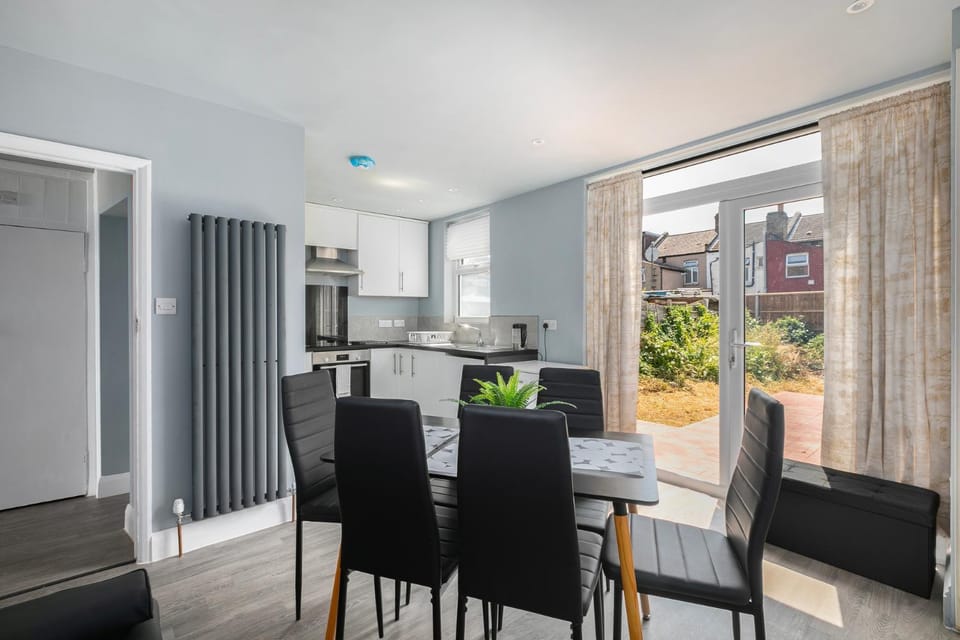 Spacious 3-Bed Home with Garden House in London