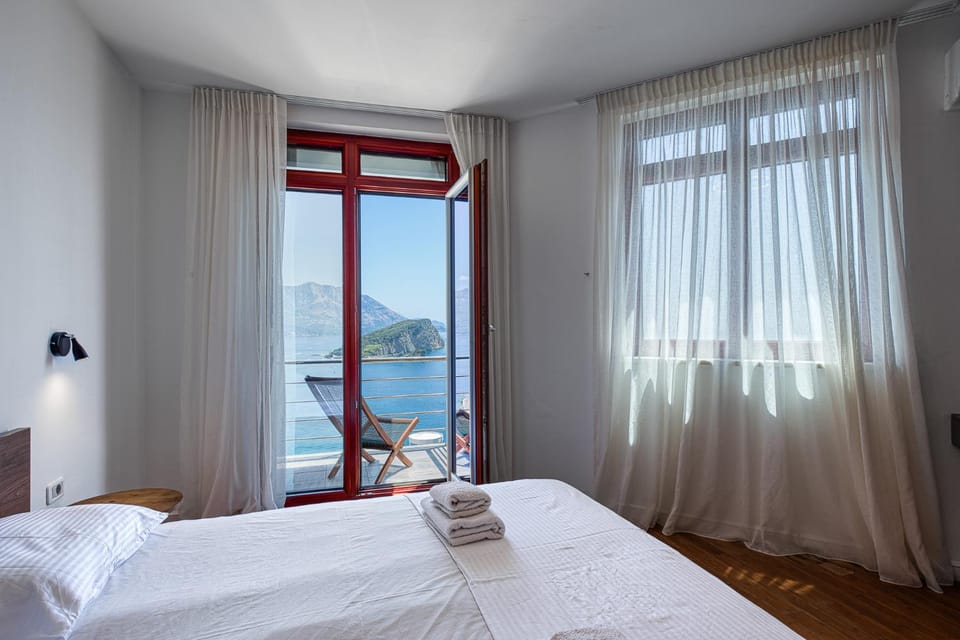Bed, Natural landscape, Photo of the whole room, Bedroom, Sea view, towels