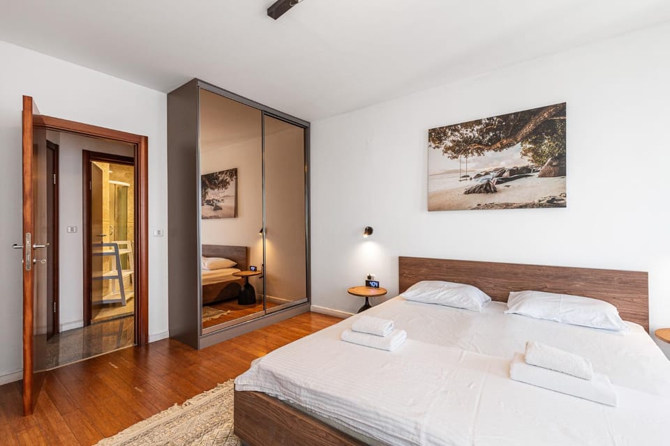 Bed, Photo of the whole room, Bedroom, towels, wardrobe