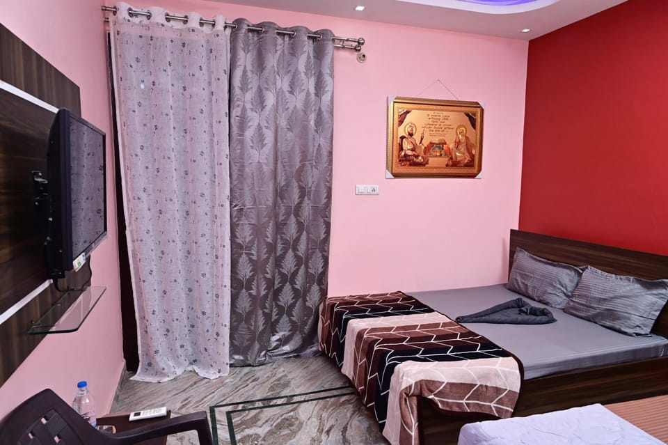 Bed, TV and multimedia, Living room, Photo of the whole room, Seating area, Bedroom