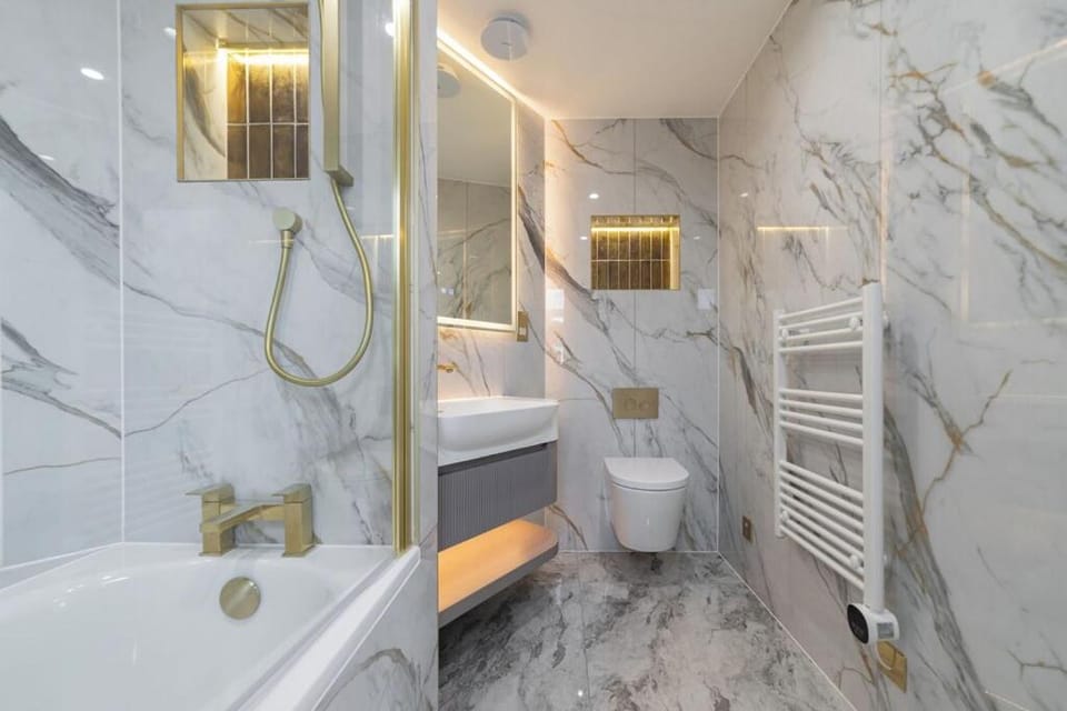 Modern 2 BR Garden Flat Easy Access to Wimbledon with WIFI and Parking Apartment in London