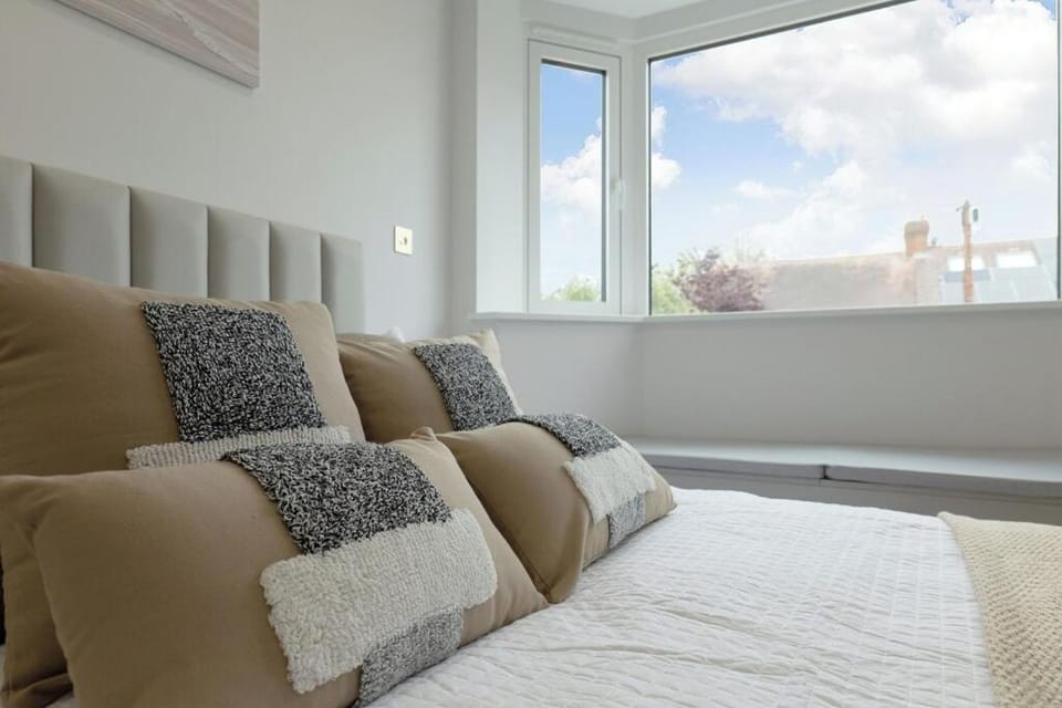 Modern 2 BR Garden Flat Easy Access to Wimbledon with WIFI and Parking Apartment in London