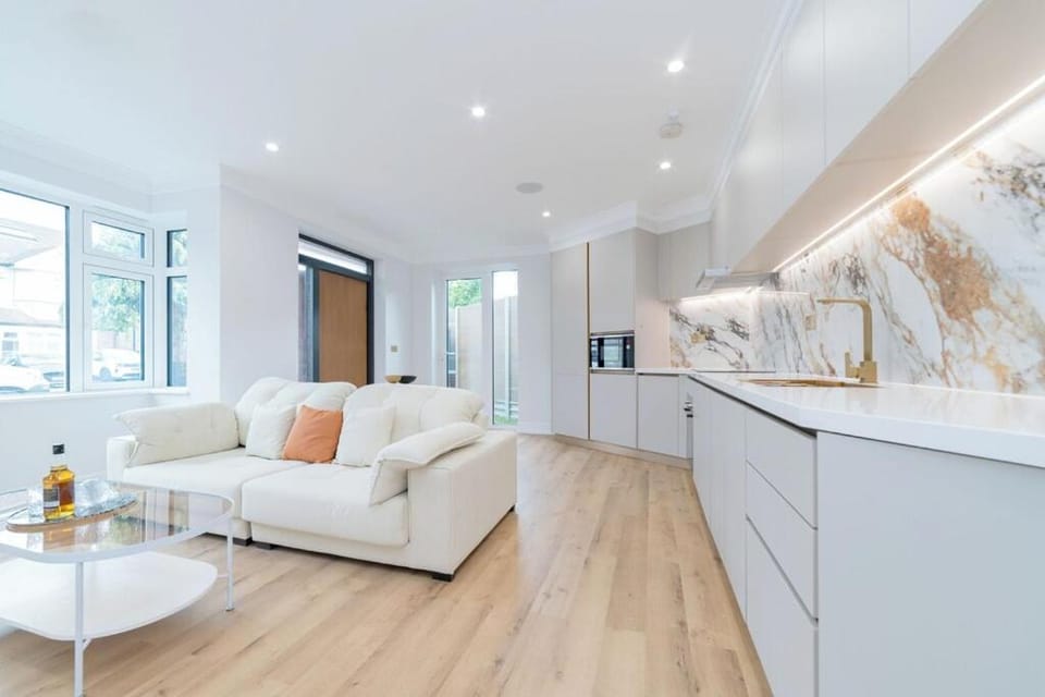 Modern 2 BR Garden Flat Easy Access to Wimbledon with WIFI and Parking Apartment in London