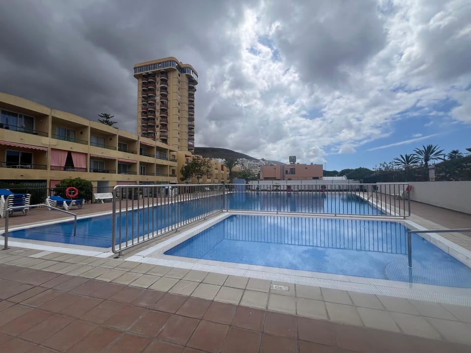 Property building, Swimming pool, sunbed