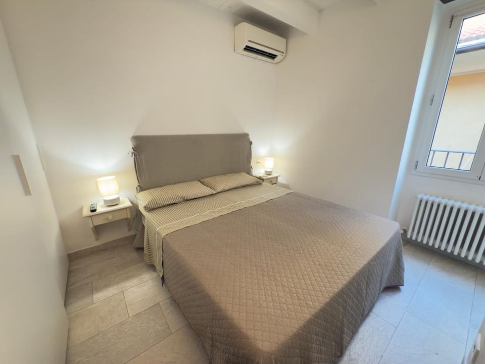 Bed, Photo of the whole room, Bedroom, internet, air conditioner