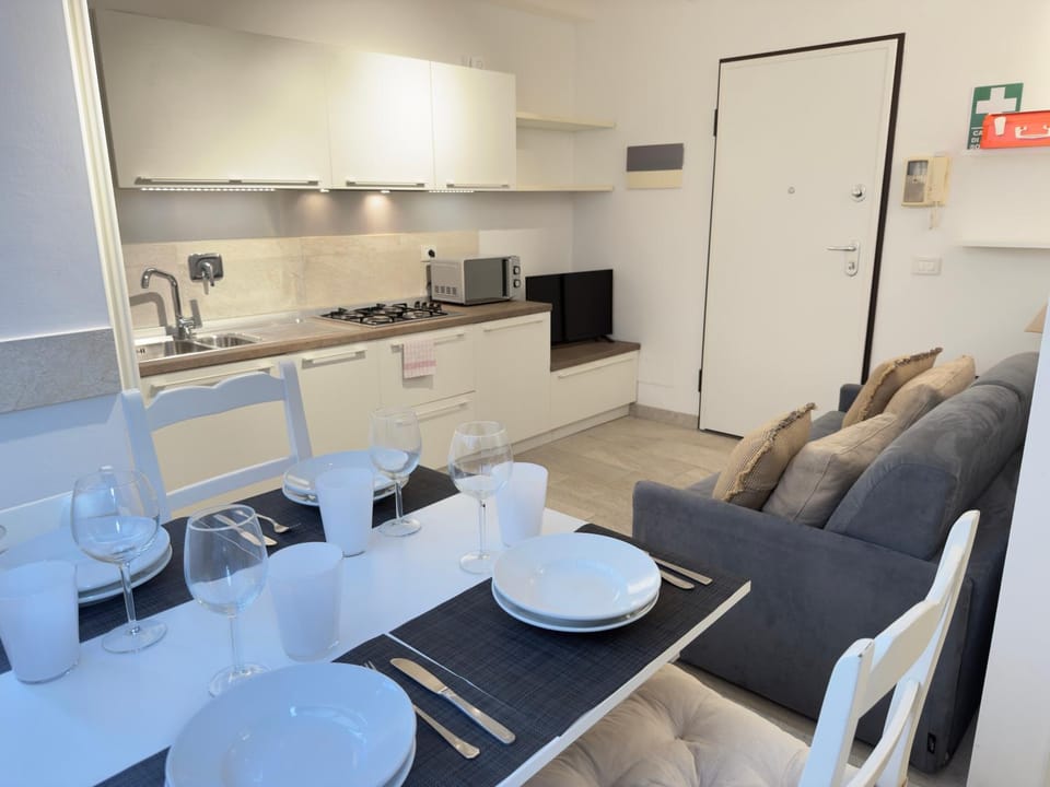 Kitchen or kitchenette, Living room, Seating area, Dining area, microwave, stove, toaster