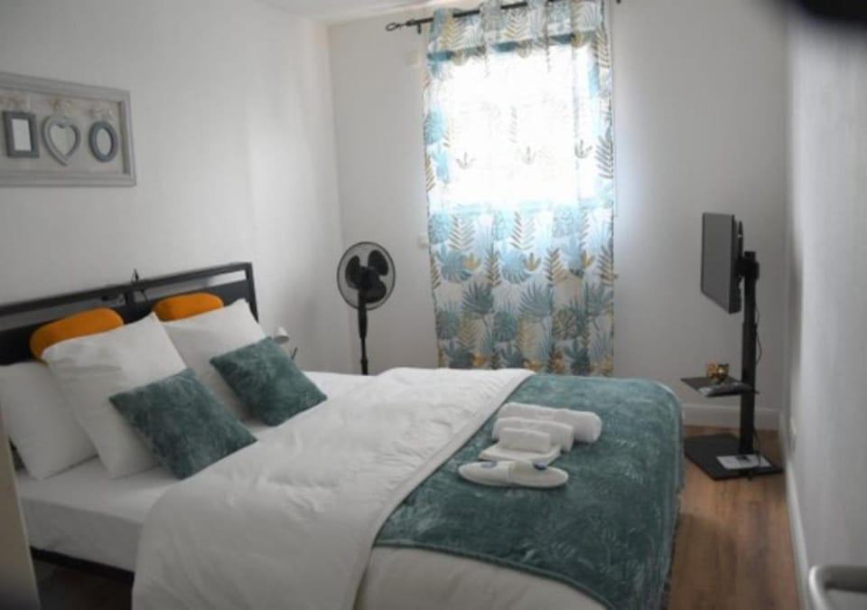 Bed, TV and multimedia, Bedroom, towels