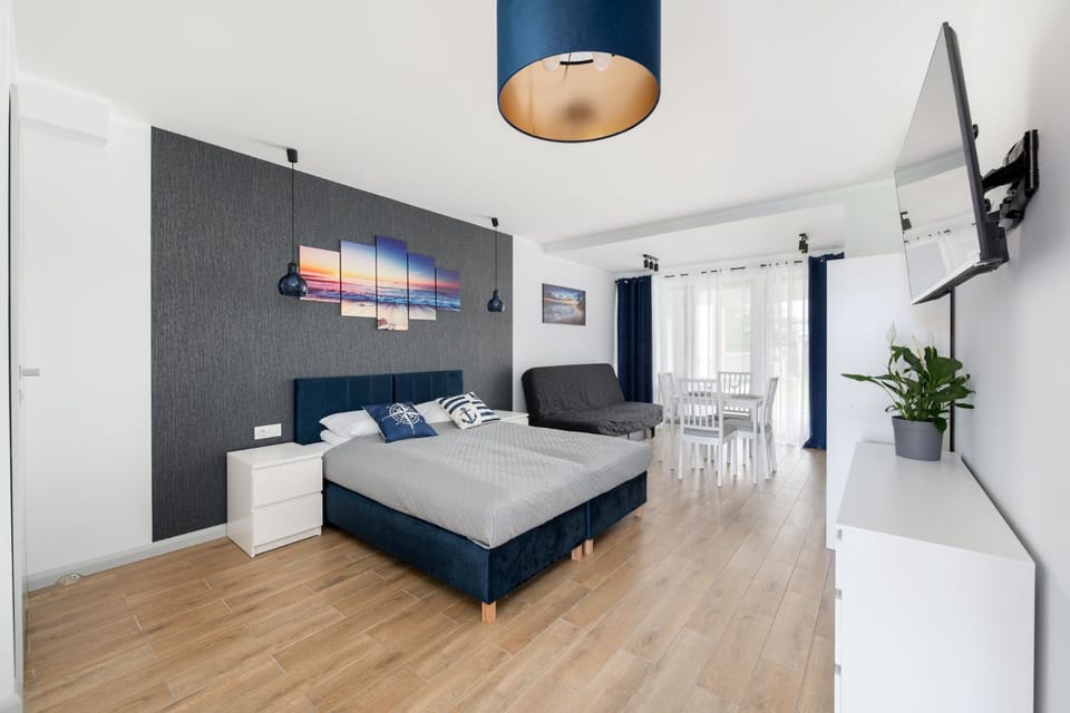 Bed, TV and multimedia, Living room, Photo of the whole room, Seating area, Dining area, Bedroom