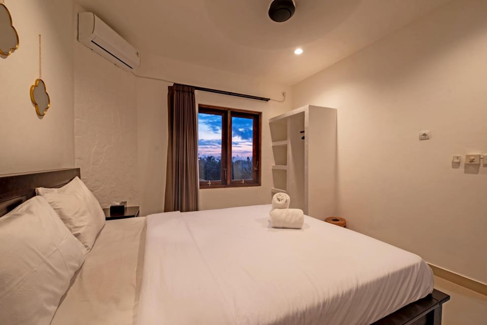 Bed, Photo of the whole room, Bedroom, air conditioner