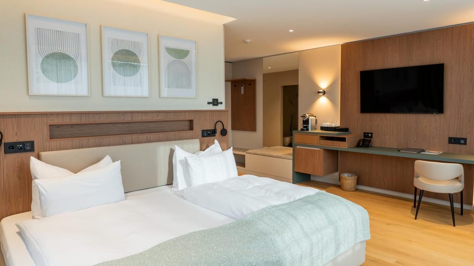 Bed, TV and multimedia, Photo of the whole room, Seating area, Bedroom