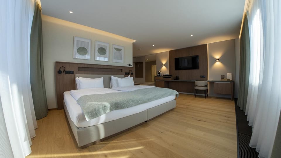 Bed, TV and multimedia, Photo of the whole room, Bedroom