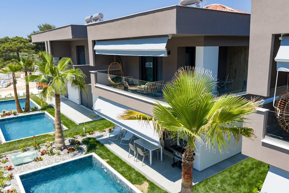 Property building, Garden, Swimming pool