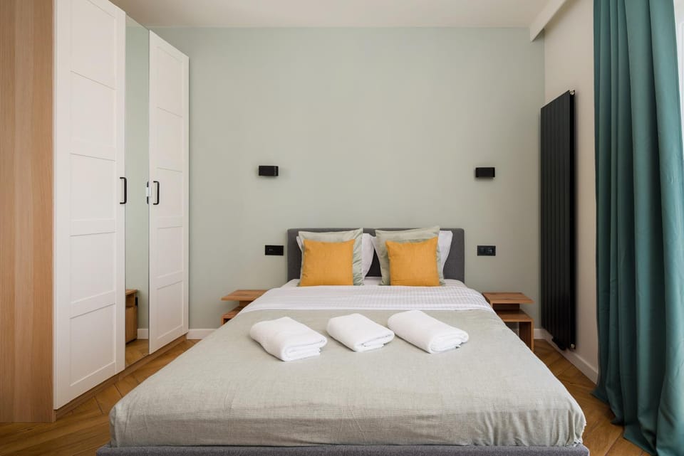 Bed, Photo of the whole room, Seating area, Bedroom, towels