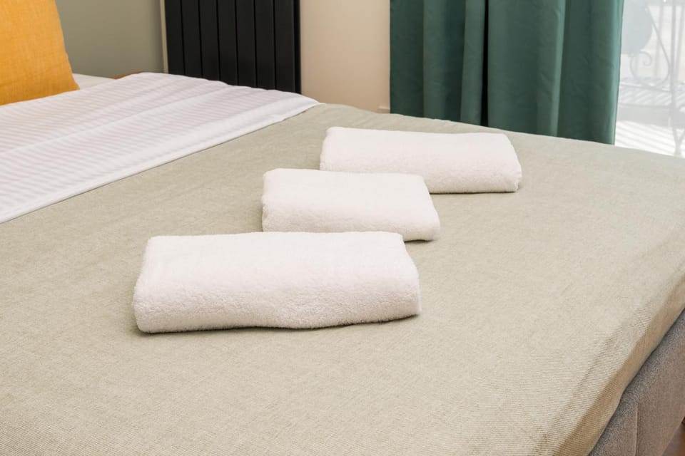 Bed, towels