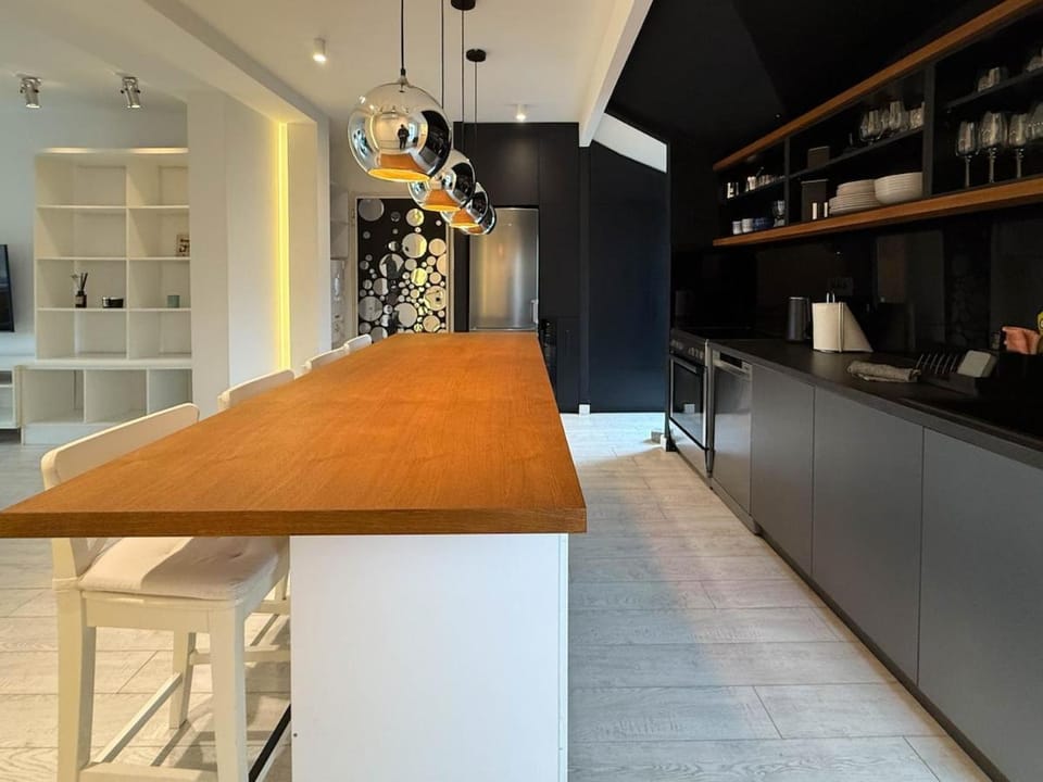 Kitchen or kitchenette, Lounge or bar