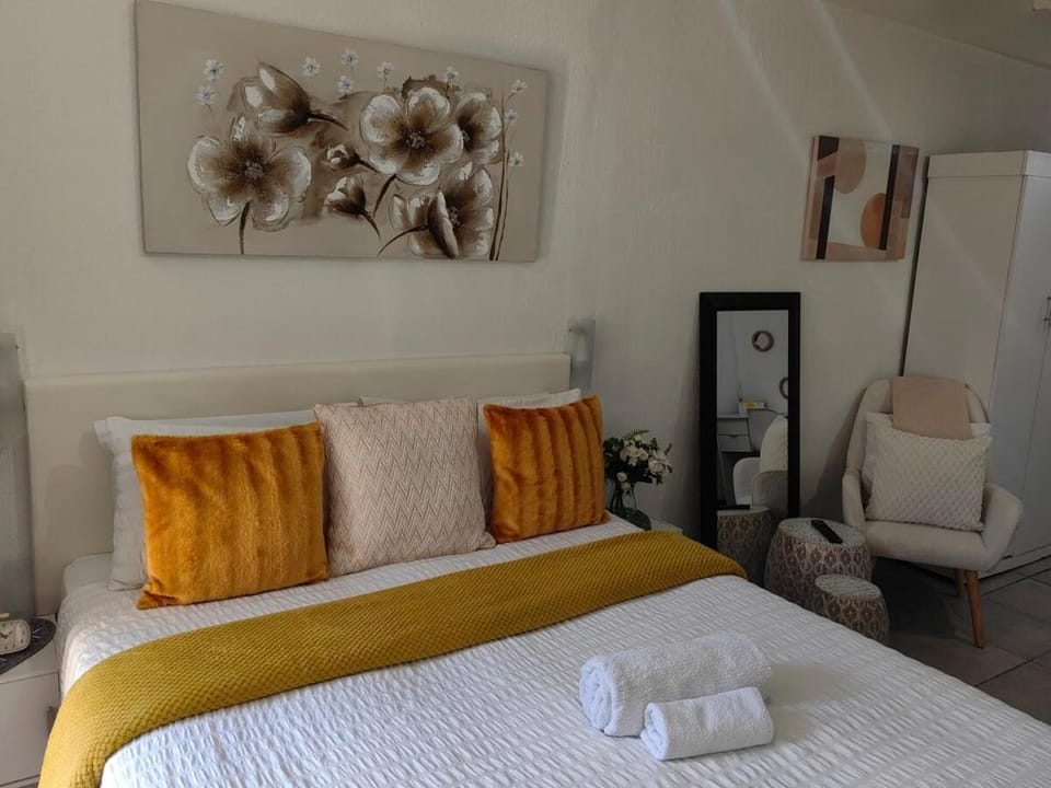 Seating area, Bedroom