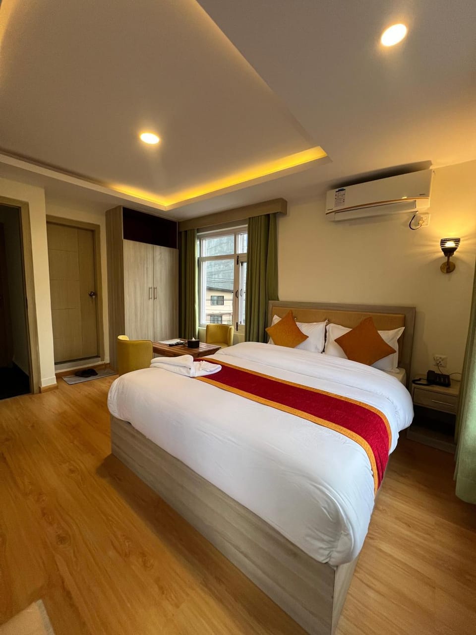 Bed, Photo of the whole room, Bedroom, air conditioner
