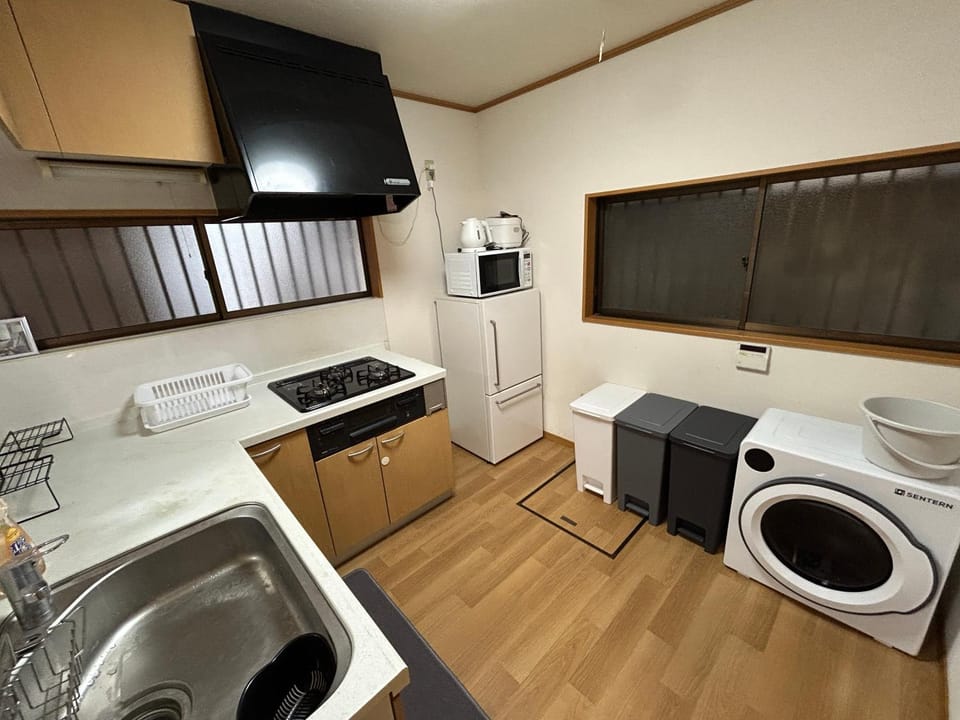 Kitchen or kitchenette, stove, dryer
