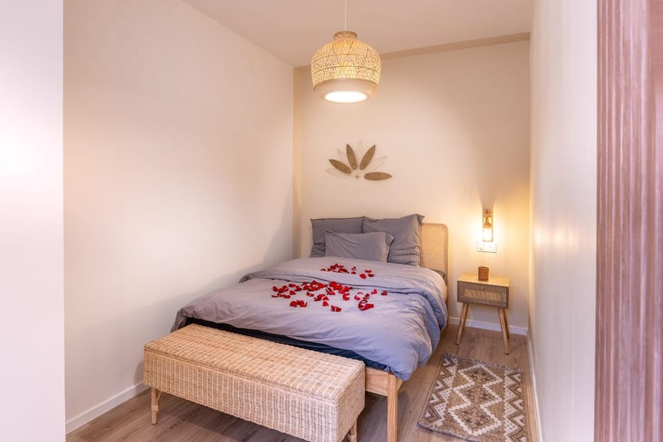Photo of the whole room, Bedroom
