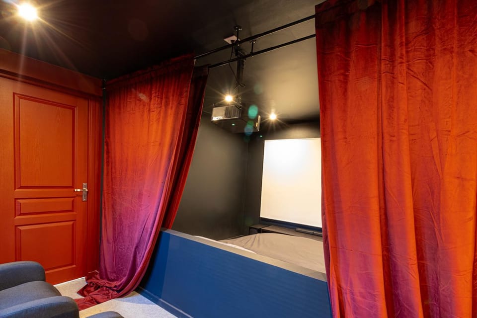 Communal lounge/ TV room