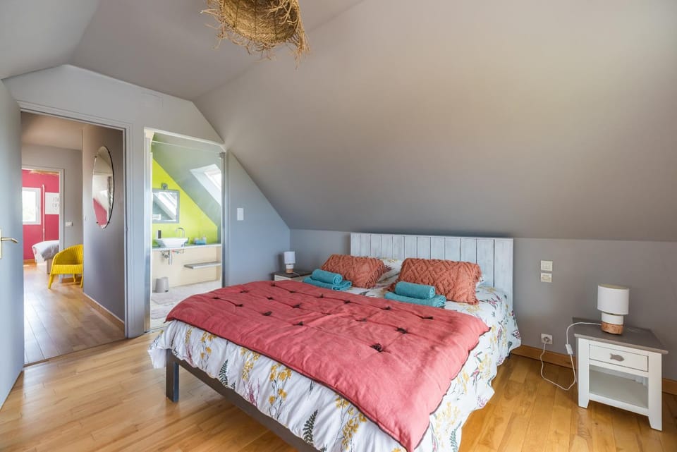 Bed, Photo of the whole room, Bedroom