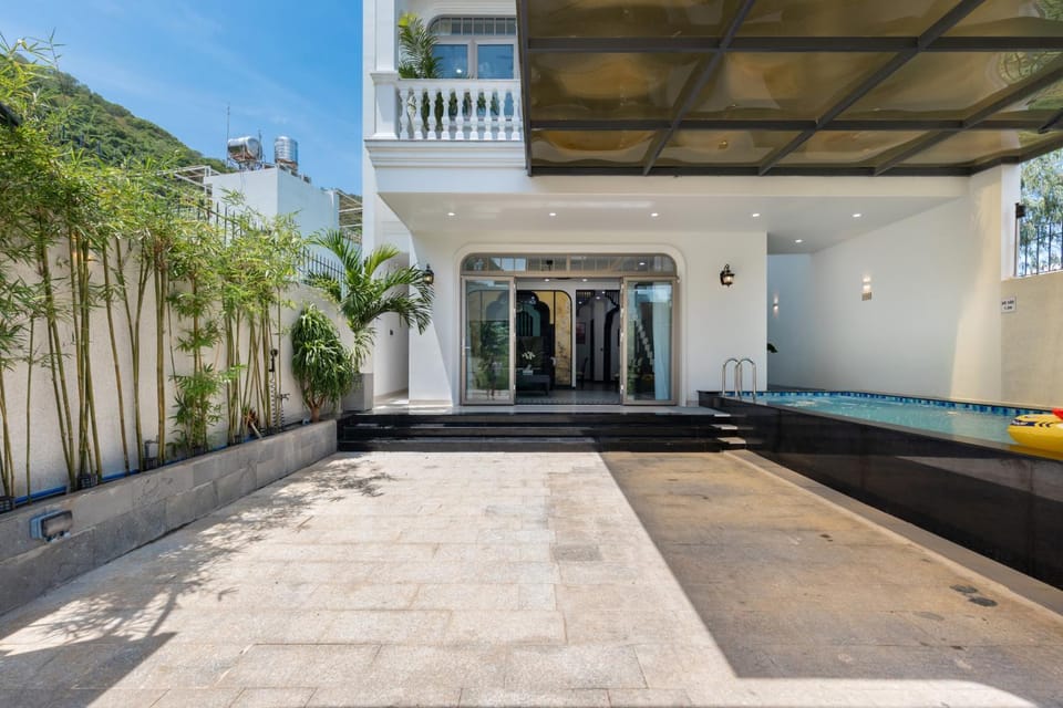 Property building, Patio, Facade/entrance, Day, Swimming pool, Parking
