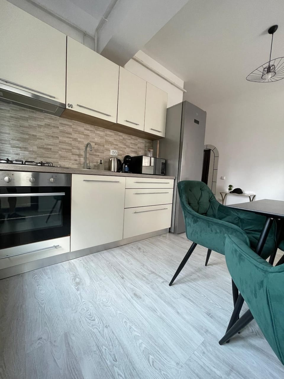 Coffee/tea facilities, Kitchen or kitchenette, Living room, Dining area, stove