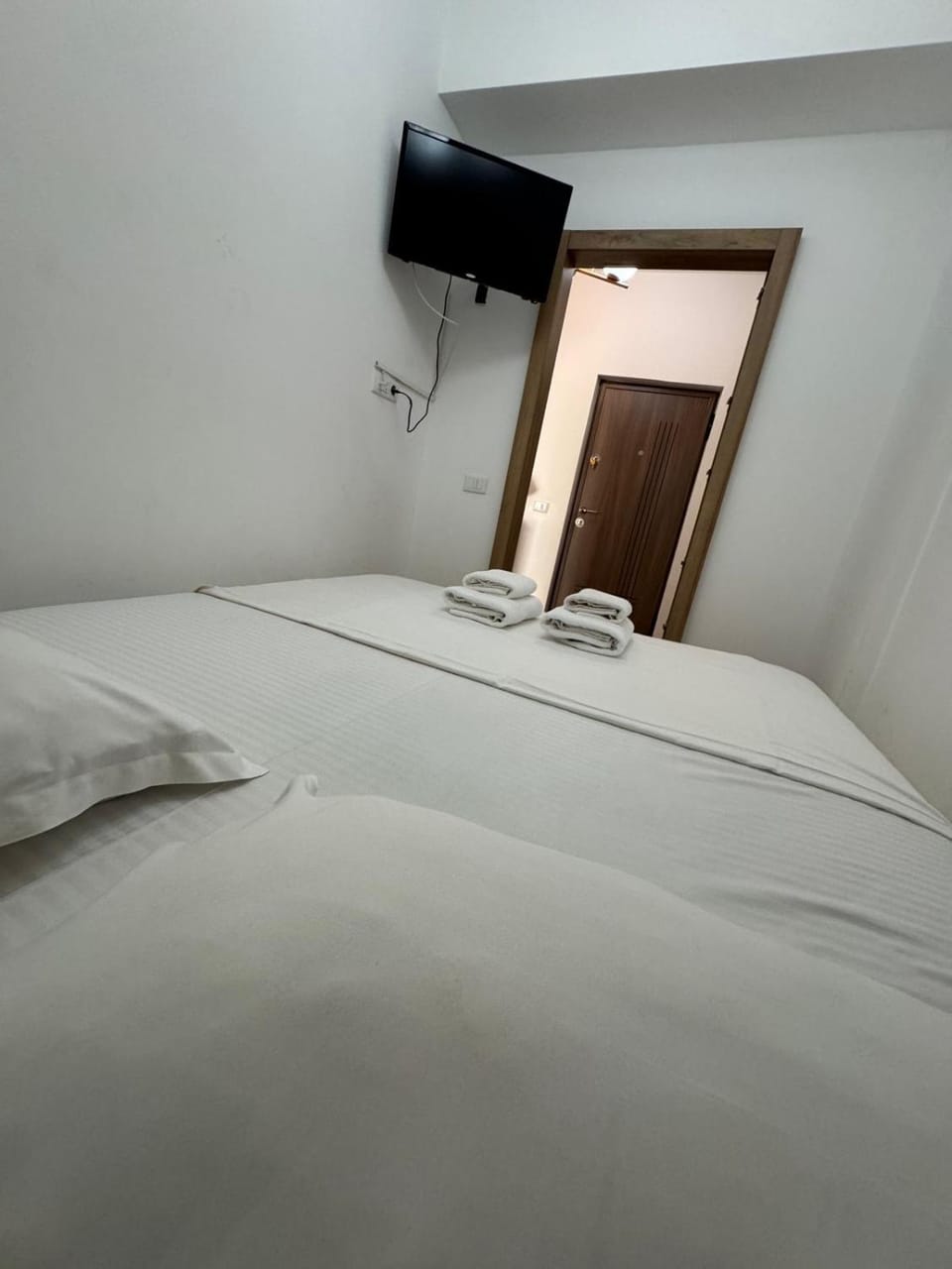 Bed, TV and multimedia, Bedroom, towels
