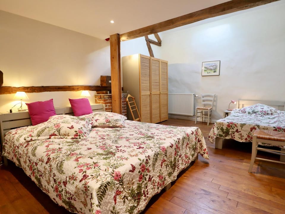 Photo of the whole room, Bedroom