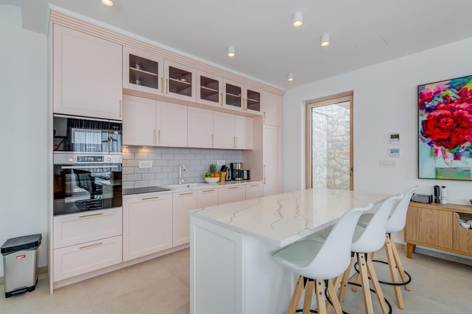 Kitchen or kitchenette, Dining area, oven