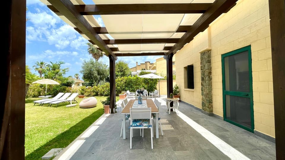 Spring, Day, Garden, Living room, Seating area, Garden view, sunbed