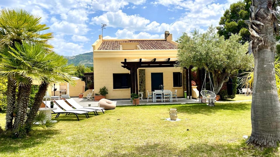 Property building, Patio, Day, Natural landscape, Garden, Balcony/Terrace, Garden view, sunbed