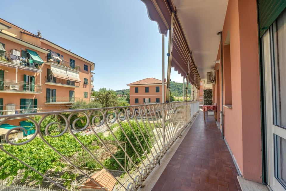 Neighbourhood, Balcony/Terrace