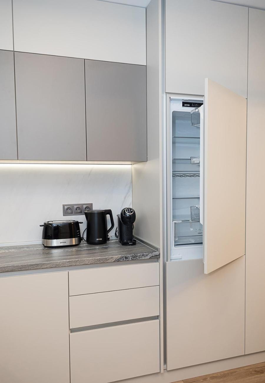 Coffee/tea facilities, Kitchen or kitchenette, stove