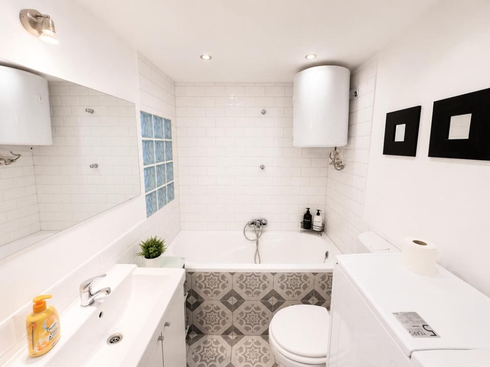 Toilet, Bathroom, Bath, towels, washing machine