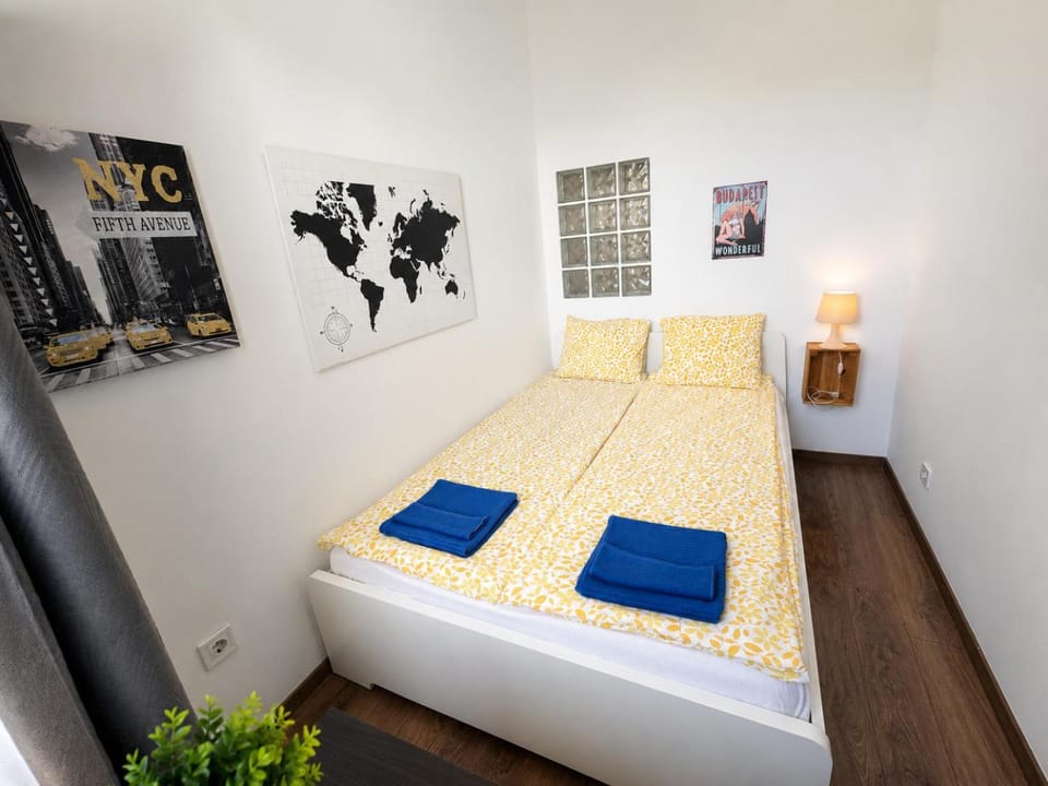 Bed, Bedroom, towels