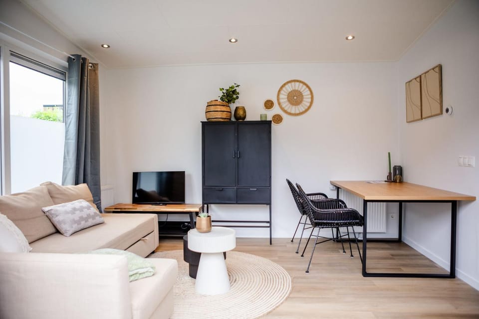TV and multimedia, Seating area, Dining area