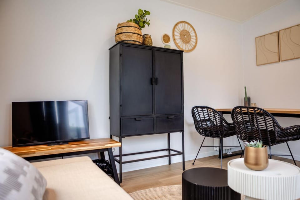 Communal lounge/ TV room, Bed, TV and multimedia, Living room, Seating area, Dining area