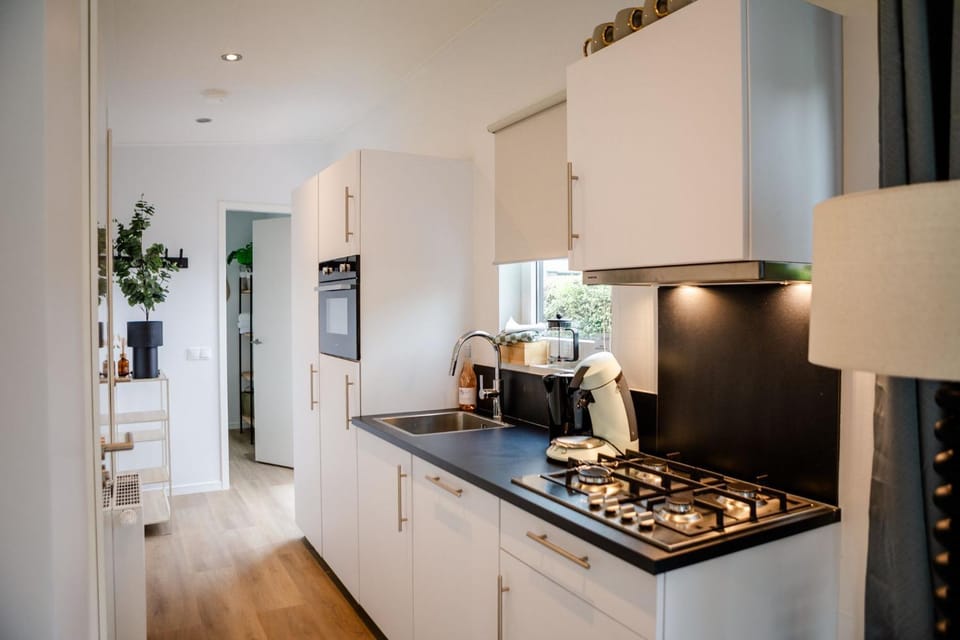Coffee/tea facilities, dishwasher, oven, stove