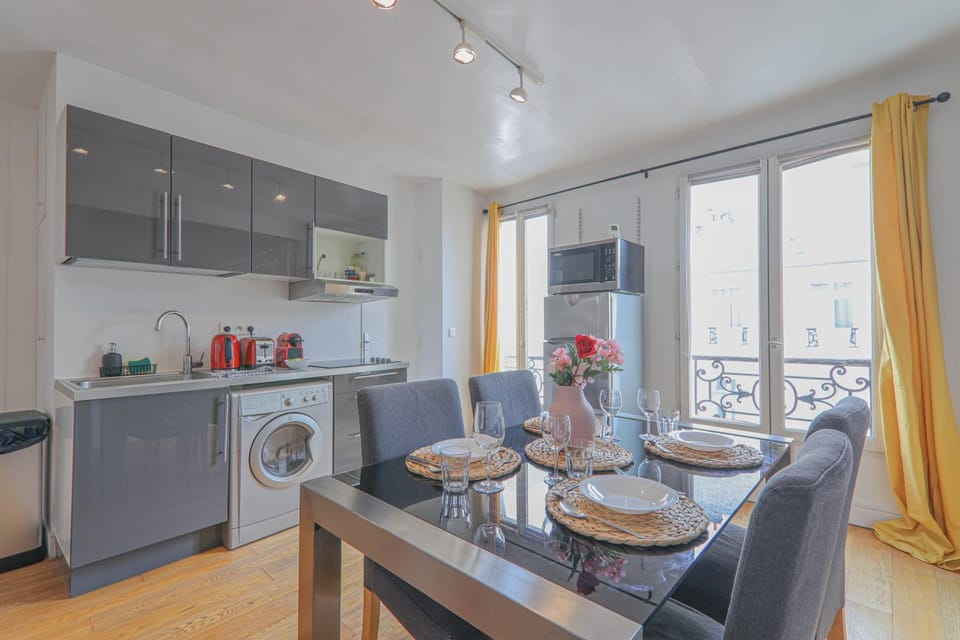 Coffee/tea facilities, Kitchen or kitchenette, Seating area, Dining area, stove, toaster, washing machine