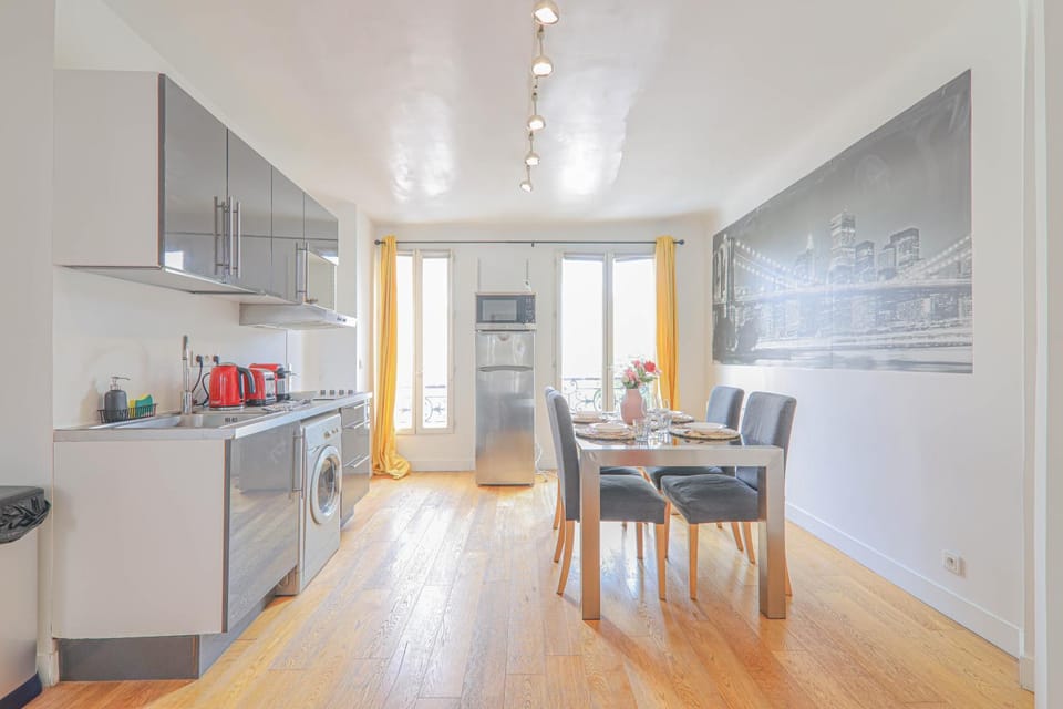 Coffee/tea facilities, Kitchen or kitchenette, Dining area, stove, toaster