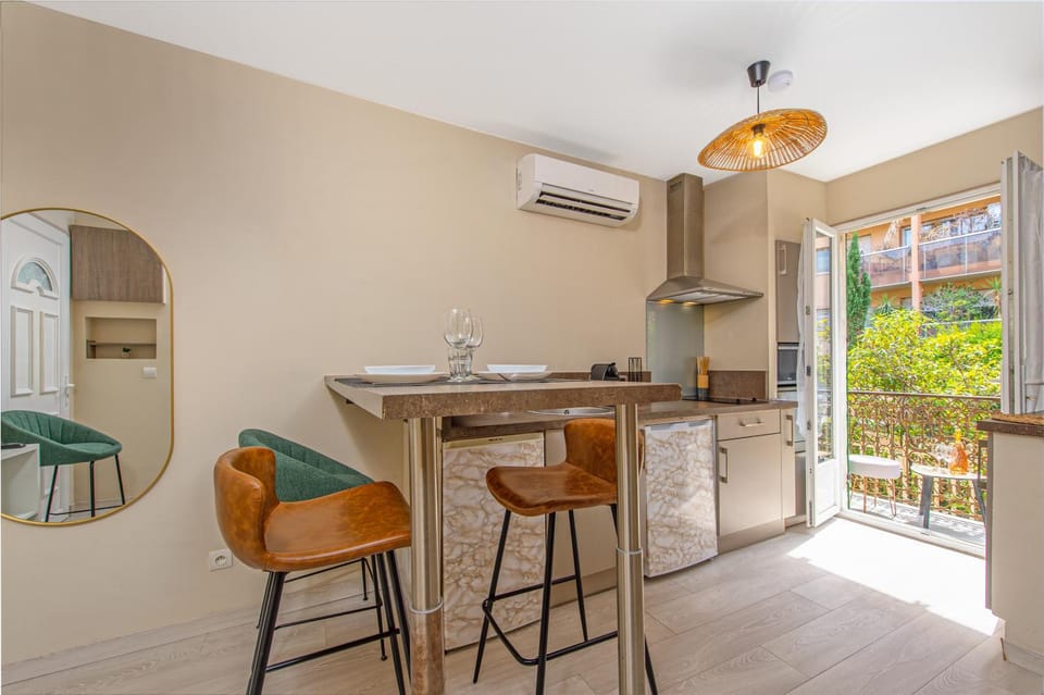 Coffee/tea facilities, Balcony/Terrace, Kitchen or kitchenette, Living room, Seating area, Dining area, dishwasher, microwave, oven, stove, toaster, air conditioner