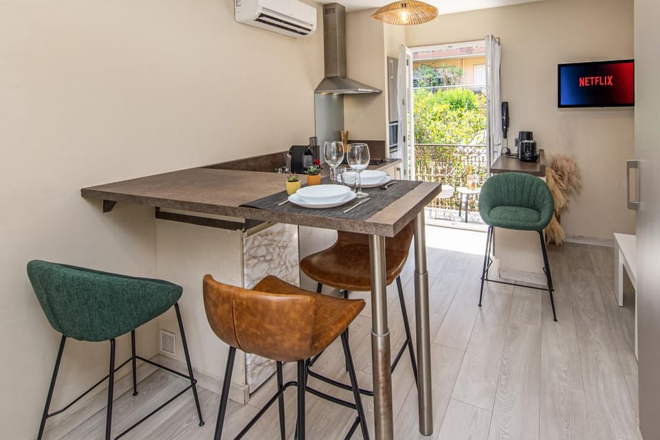 TV and multimedia, Balcony/Terrace, Kitchen or kitchenette, Living room, Seating area, Dining area, air conditioner