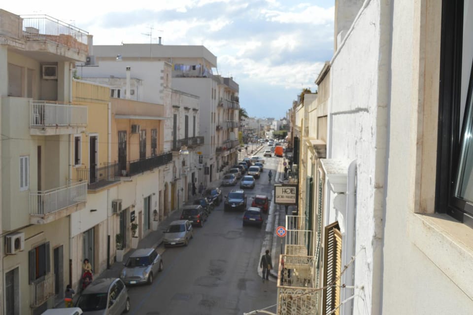 Neighbourhood, Street view