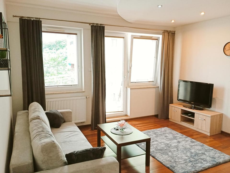 Communal lounge/ TV room, TV and multimedia, Living room, Seating area, Evening entertainment
