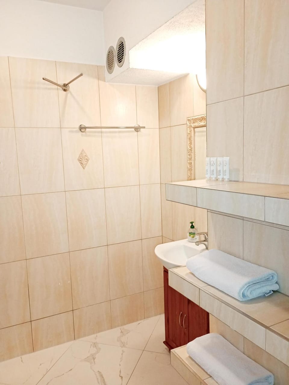 Shower, Bathroom, towels