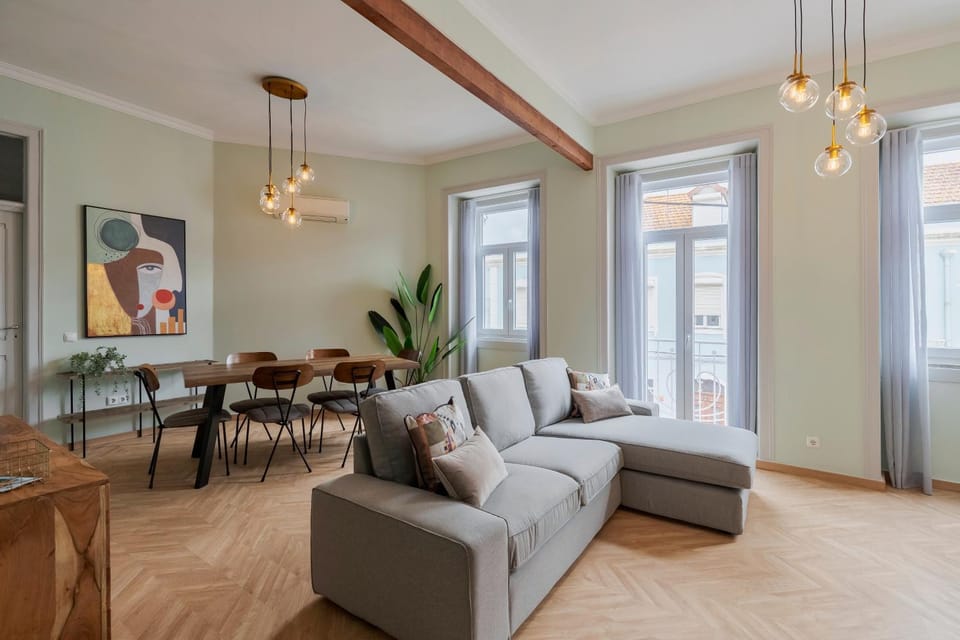 TV and multimedia, Living room, Seating area, Dining area, air conditioner