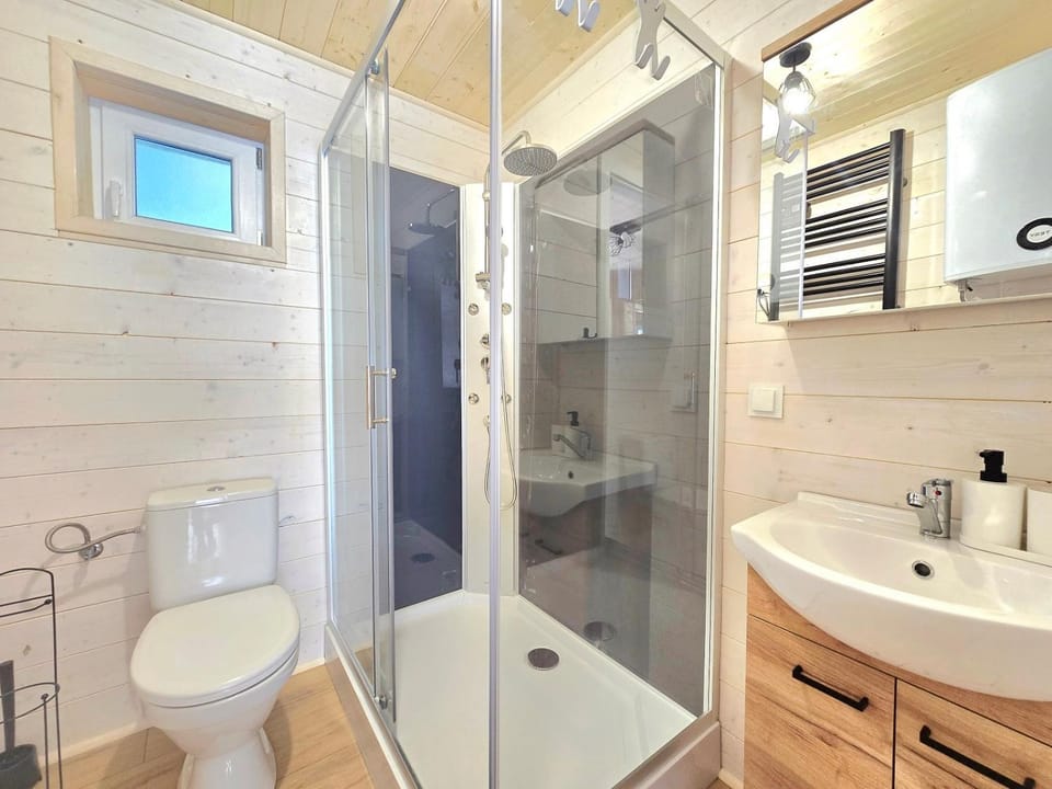Shower, Toilet